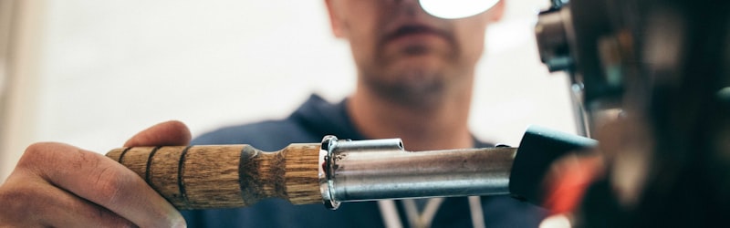 训练辅助系统 - 运动员使用穿戴设备进行数据分析，屏幕显示运动轨迹与生理指标
